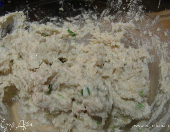 Соединяем в миске фарш, хлеб, яйцо, тархун, тщательно перемешиваем.
