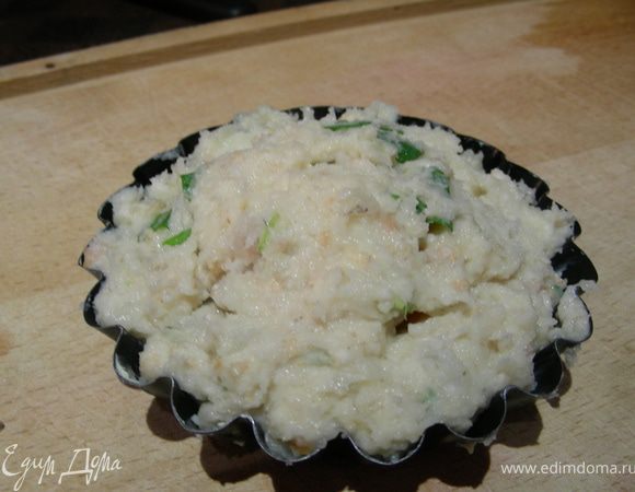 Накрываем его 1-1.5 ст.л. смеси (аккуратно, чтобы желток не лопнул). ставим в духовку, разогретую до 200 гр, минут на 20. В процессе выпекания они у меня сильно поднялись, а потом опустились. 
