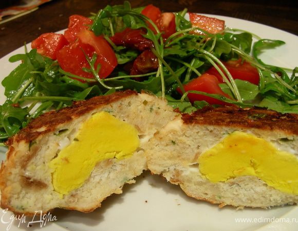 Достаем наше сформато из формочек и подаем. Можно их подавать, как в оригинале, украсив взбитыми сливками и кедровыми орешками. Можно сделать Ваш любимый  соус к рыбе. Можно с салатом, как у меня (руккола+помидоры+вяленые помидоры+бальзамический уксус). Можно с гарниром (картофель, рис, макароны, овощи). Проятного аппетита))

