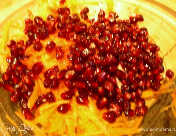 Морковь трем на терке, очищаем зерна граната.
