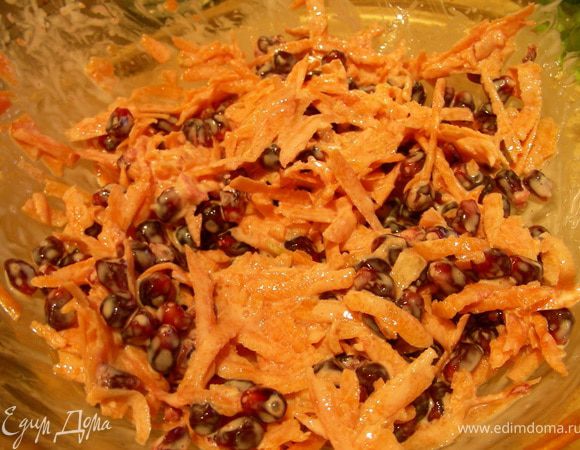 К ним добавляем сметану и сахар. Перемешиваем. Орехи обжариваем на сухой сковороде.
