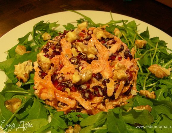 На тарелку выкладываем салатные листья, на них наш салат и присыпаем орешками. И подаем. Приятного аппетита))
