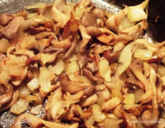 обжариваем грибы с луком