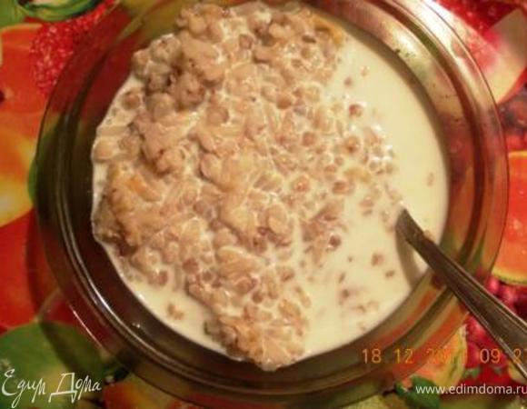 каша сварилась. Младшему сыну заливаем кашку молоком