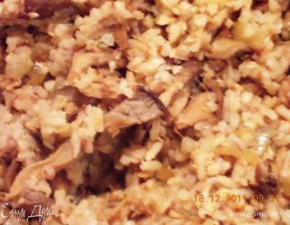 а старшему перемешиваем с грибами