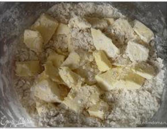 Приготовление песочного печенья с клубнично-ревеневой начинкой:

В большой миске смешать муку, овсяные хлопья, сахар.. Добавить кусочки масла и порубить в крошку.