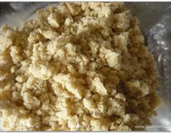 Добавить измельченные орехи и ореховое масло. Хорошо перемешать руками, чтобы масло равномерно распределилось по тесту.