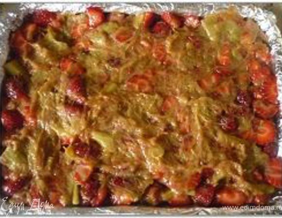 Нагреть в небольшой кастрюльке ревень сахар, воду и имбирь.
Довести до кипения и варить на среднем огне 5-8 минут, помешивая, до загустения массы. Снять с огня и добавить порезанную клубнику.
Выложить начинку на испечённый корж