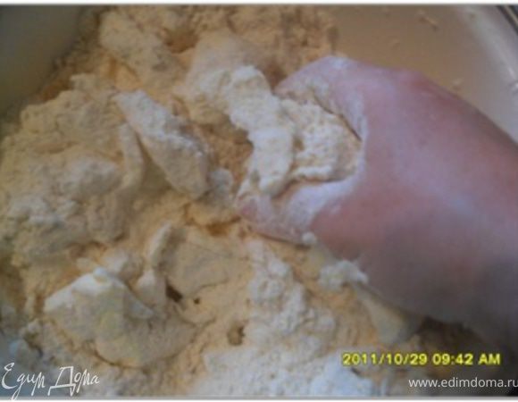 Приготовление творожно-клюквенного печенья:

В большой чашке смешать муку, овсянку, сахар и соль. Добавить кусочки масла и размять руками в крошку.