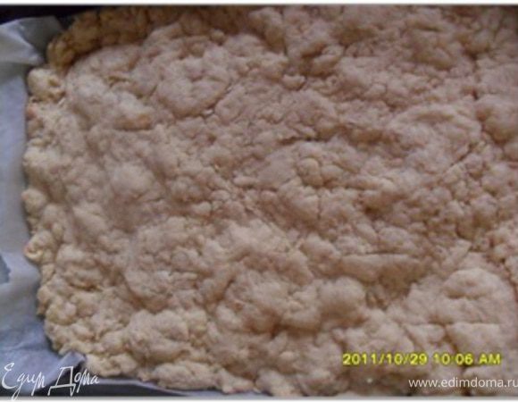 Выпекать 15 минут в предварительно разогретой до 180 градусов духовке до лёгкого зарумянивания.