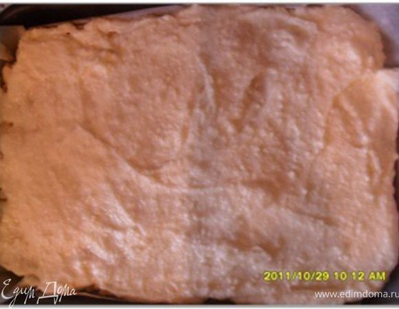 На выпеченную основу выложить творожную начинку, разровнять.