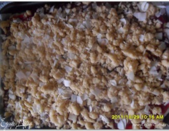 Посыпать крошкой смешанной с кокосом.