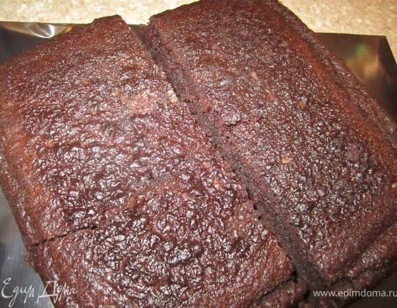 Приготовить бисквит по рецепту http://www.edimdoma.ru/recipes/31029 в квадратной форме 26х26 см. Бисквит разрезать на 2 равные части.