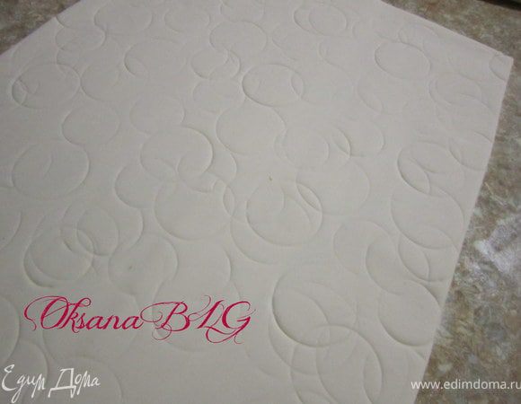 Подготовить мастику. На поверхности можно выдавить круги разного размера.
