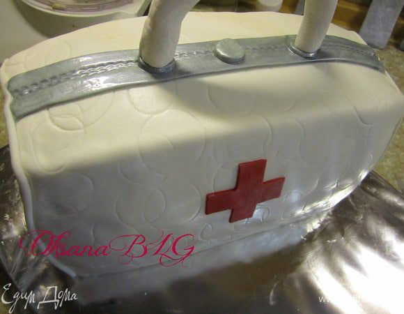 Прикрепить ручку. Ручку нужно приготовить заранее, из желатиновой мастики прикрепив к концам зубочистки.