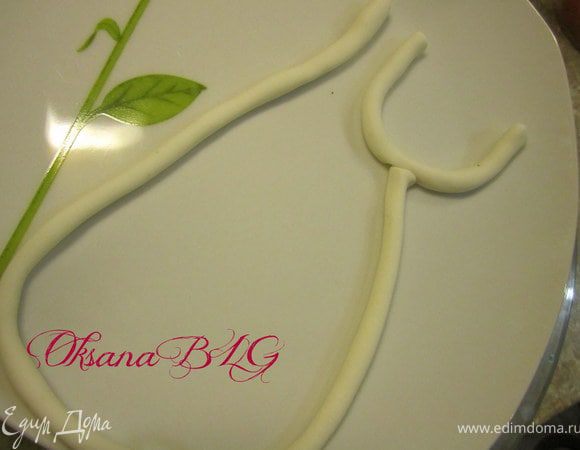 Для "стетоскопа" из белой мастики сформировать жгутик, дать немного подсохнуть. Покрыть черной краской. Добавить необходимые детали.