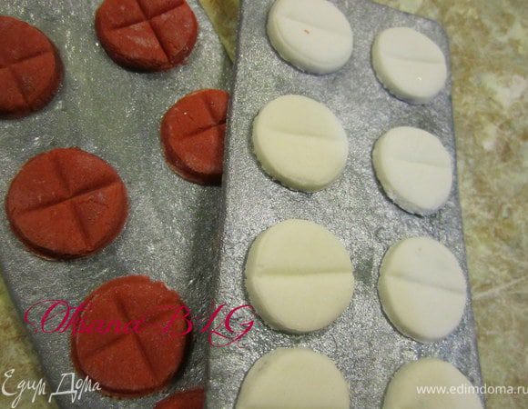 Можно сделать декоративные таблетки, для этого предварительно подсушить две полоски белой мастики, покрыть кандурином и прикрепить "таблеточки"