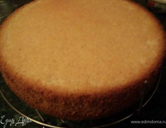 Выпекать при температуре 180 градусов 20-25 мин. Готовый бисквит перевернуть на решетку и полностью охладить. Бисквиты получаются высотой 4-5см.