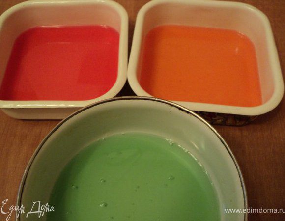 Приготовить желе 3-х цветов, для чего развести по ½ пачки желе в 120гр  кипятка, размешать до полного растворения, вылить в судочки. Охладить до комнатной температуре, а затем в холодильнике до застывания желе.