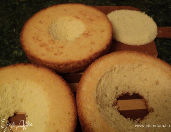 В пластах бисквита вырезать конусы диаметром один меньше другого, в третьем – острым конусом. Затем аккуратно разрезать каждый бисквит на 2 части.