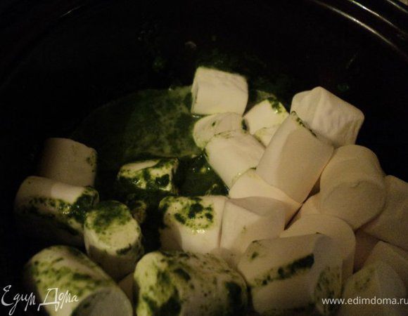 Шпинат разморозить, влить молоко и кипятить на небольшом огне  5мин.  Затем шпинатную массу измельчить в блендере и выложить в кастрюльку. Добавить маршмелоу