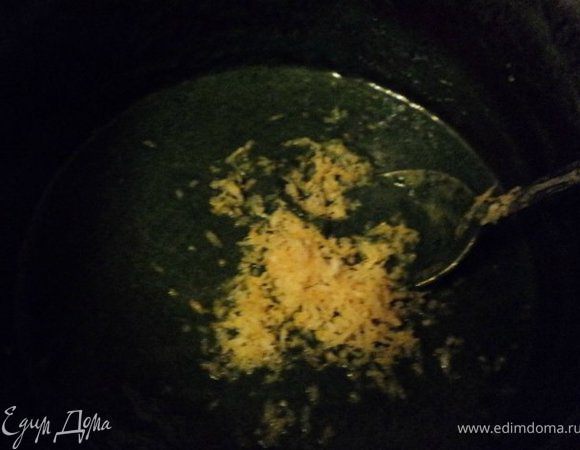 и прогреть на небольшом огне до полного растворения маршмелоу.
Добавить цедру лимона, перемешать и охладить массу до комнатной температуры.
