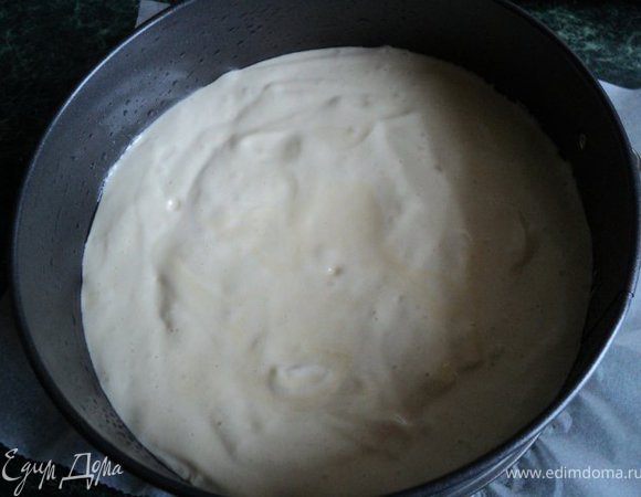 Охлажденную сметану взбить с йогуртом и сахаром до загустения, в конце добавить несколько капель ванильной эссенции.