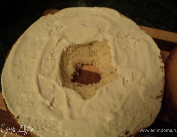 Смазать сметанным кремом пласты бисквита по месту разреза и соединить их между собой.