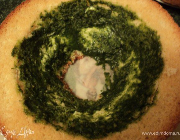 Стенки конусов смазать тонким слоем охлажденной шпинатной массы.