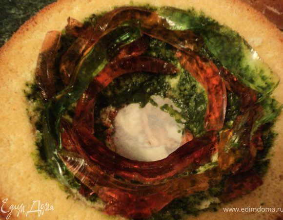 Желе нарезать тонкими полосками и выложить их по кругу по стенкам конусов в бисквитах.