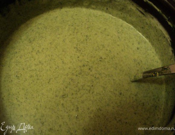 Желатин залить водой, дать набухнуть и распустить на водяной бане. Распущенный желатин подмешать миксером к оставшемуся сметанному крему ( немного сметанного крема без желатина  оставить для соединения пластов бисквитов), добавить коньяк. Добавить сметанный крем в шпинатную массу и перемешать ложкой до однородного состояния.