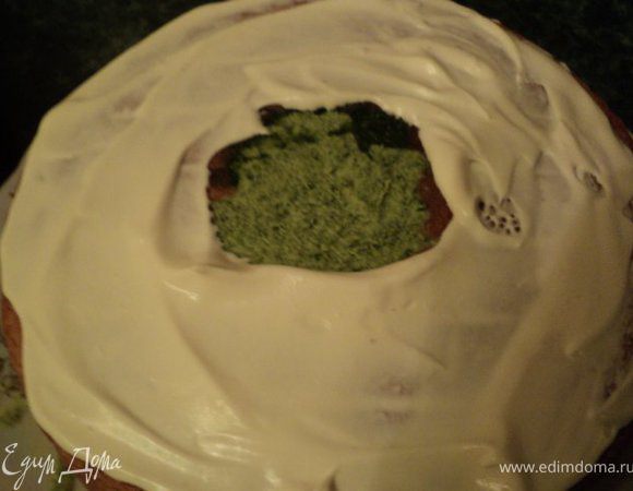 Соединить пласты бисквитов между собой, смазывая их сметанным кремом.