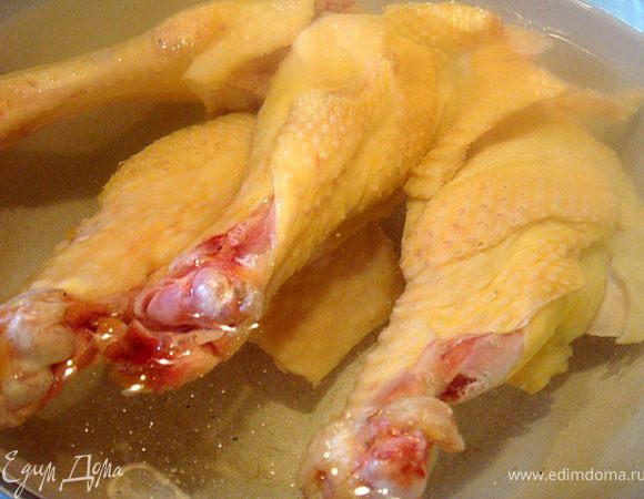 Итак.
Покупаем у бабушки домашнюю молоденькую индейку (ну или ловим ее у себя и "кикаем":) Разделываем на нужные нам части. И решаем,что и с чем будем делать!
В этом рецепте я использую крылышки индейки, поэтому я их предварительно отварила (+получился отличный бульон)- примерно 40 минут.
Если вы берете филе- то сразу режете на небольшие кусочки и немного обжариваете до золотистости. Остудить, отделить мясо от костей и нарезать небольшими кусочками.
