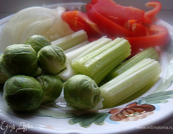 Лук и перец болгарский порезать полукольцами. Сельдерей порезать на любой манер-я резала брусочками.Если любите- хрустящий, то не отваривайте предварительно его, если любите,чтоб сельдерей был мягкий- проварите его в бульоне минут 10 до запекания.
Капусту брюссельскую- обмыть, отрезать кочерыжки. Можно разрезать пополам,а можно оставить целыми (этакий сельский вариант получится- все крупным куском).

