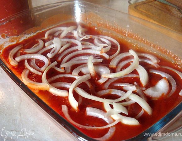 На дно формы для запекания- выливаем половину томатного соуса- укладываем лук, поверх-мясо индейки- заливаем оставшимся соусом- распределяем по мясу.