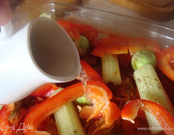 Сверху укладываем остальные овощи- перец, сельдерей и капусту. Солим, перчим, заливаем бульоном и в духовку примерно на 20-30 минут до размягчения овощей. Достаем- даем настояться минут 10.
