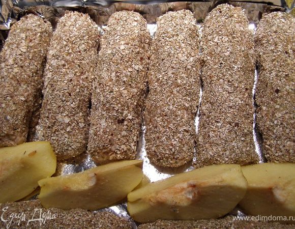 Форму для запекания смазать маслом, сформировать кебабы длиной около 15 см, обвалять в панировке, выложить в форму. Я всегда вместе с котлетами и мясом запекаю фрукты или овощи. На этот раз была айва. Разрезала её на 6 частей, полила белым сухим вином и разложила между кебабов.