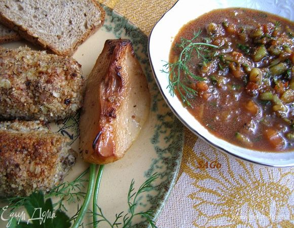 На гарнир можно отварить рис или картофель. Мне достаточно айвы. Подаём кебабы с сальсой из свежих овощей.