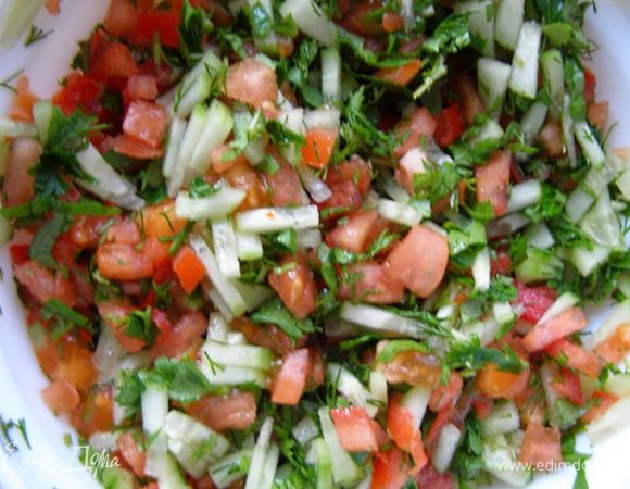 Для сальсы помидоры и огурец, очищенный от кожицы, нарезаем очень мелко. Мелко рубим зелень.