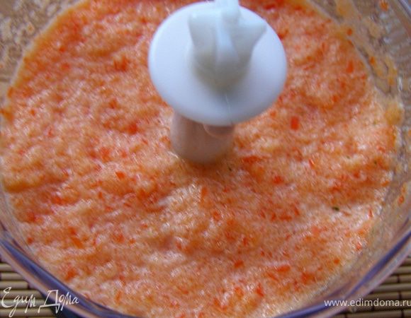 Болгарский перец  и лук можно либо мелко порезать (чтобы кусочки чувствовались в соусе), либо измельчить в блендере практически в пюре, как сделала я. 