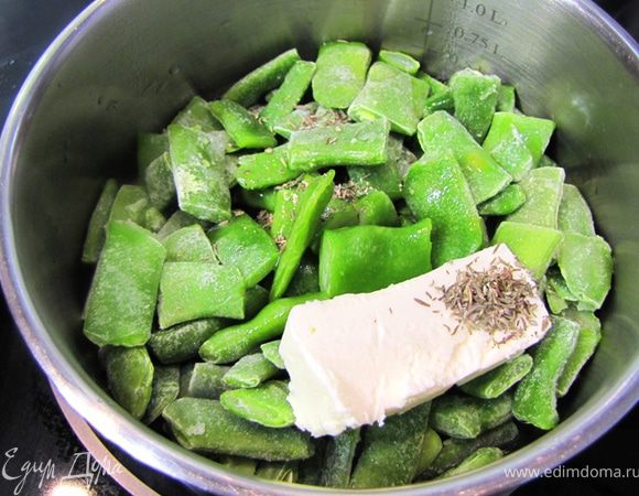 Принцип приготовления аналогичен предыдущему блюду. Вкус, естественно, совершенно другой (я очень люблю эту яичницу, так как довольно давно и часто готовлю).
Итак. Берем сотейник. Наливаем пару столовых ложек. Выкладываем замороженную фасоль. Наливаем две столовые ложки воды. Кладем 20 грамм сливочного масла. Кладем тимьян. Солим (около 1 чайной ложки). Наливаем соевый соус (у меня не было и я налил вустерширский соус).