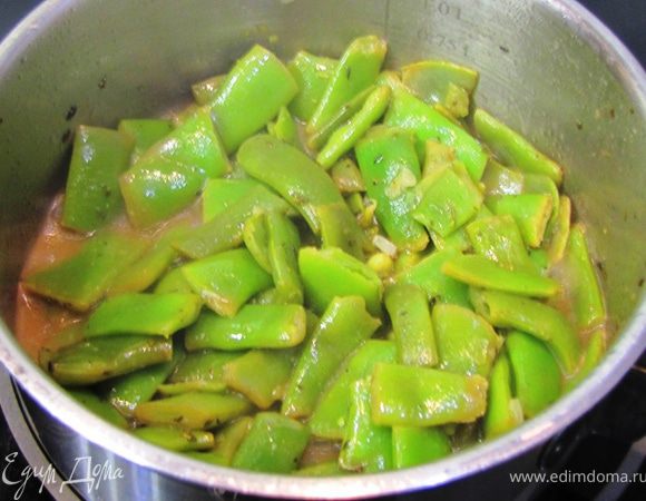 Накрываем крышкой и доводим до кипения. Затем снижаем огонь до маленького и тушим около 8 минут до мягкости.