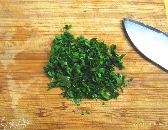 Нарезаем заранее петрушку.