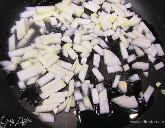 Кладем лук в сковороду и тушим его.