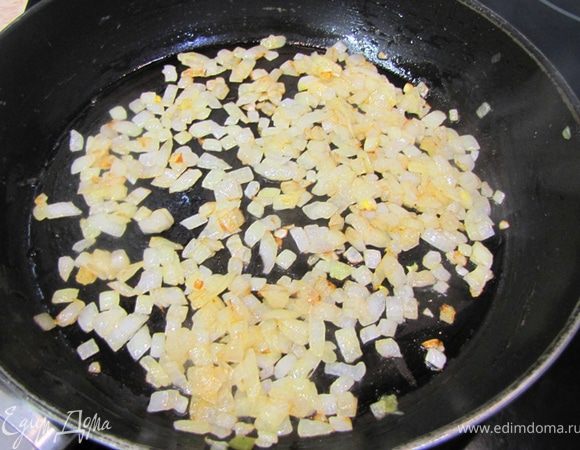 Периодически помешивая доводим его до легкой карамелизации.