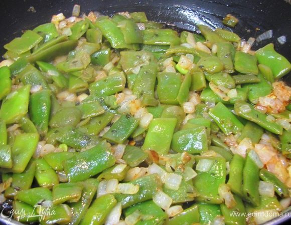 Готовую фасоль перекладываем в лук.
Обратите внимание, в фасоли осталось немного жидкости. Обязательно перелейте жидкость туда же в лук.