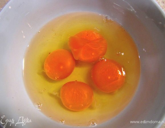 Разбейте яйца. В этом блюде я не люблю взбивать яйца, так как мне нравится чувствовать вкус и белка и желтка.