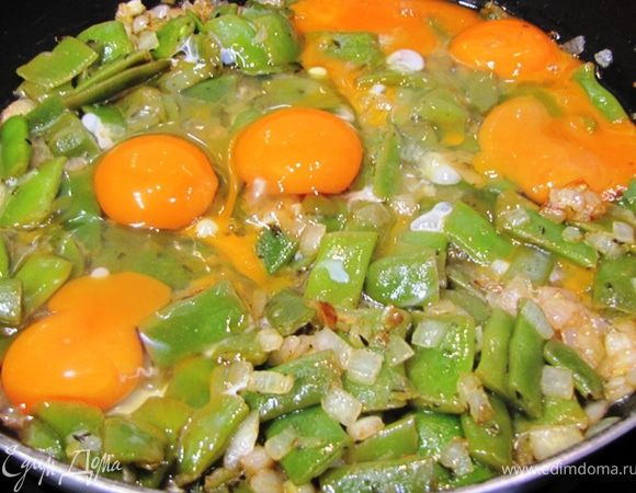 Вылейте яйца в фасоль. Перемешайте, посолите.