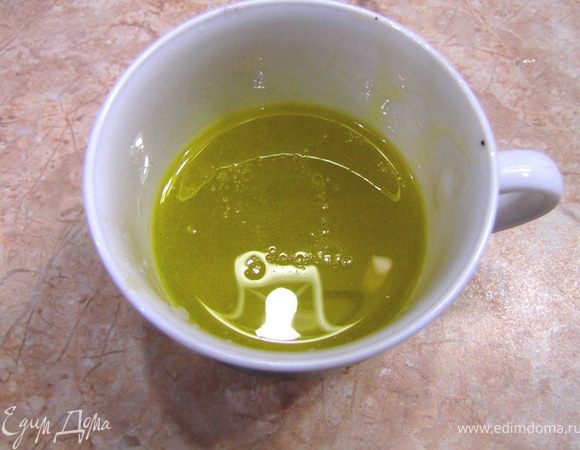 Ну, как всегда. Почистить картофель, положить в воду, чтобы не потемнел. Затем промыть и поставить вариться.
Варить 30 минут до готовности под крышкой на минимальном огне. Проткнуть ножом, чтобы проверить готовность.
Усилие ножа должно быть одинаково по всей толщине картофеля.
Выключить огонь. Воду слить и поставить кастрюлю, чтобы картофель немного подсох (испарилась влага сверху - где-то минуту)
В это время сделать соус Винегрет, смешав две столовые ложки лимонного сока и шесть столовых ложек оливкового масла Extra Virgin, перемешав хорошенько вилкой или венчиком.