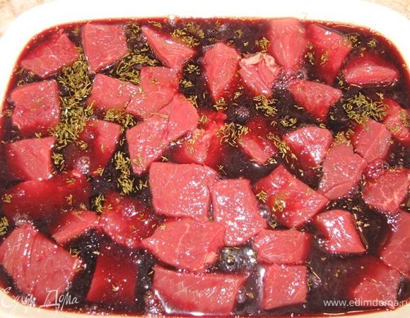 Разберите рульку на мышцы, предварительно вырезав кость.
Разрежьте мышцы поперек на куски по четыре-пять сантиметров. Очень важно не повредить пленку мышц, чтобы все соки оставались внутри.
Приготовьте маринад, смешав оливковое масло, вино и тимьян.
Положите мясо в соответствующее блюдо и залейте маринадом. Переворачивайте периодически мясо. Маринуйте не менее трех часов.